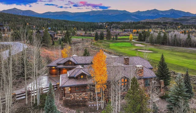 Luxury Home, Massive Views, Pool Table, Hot Tub, Nordic Skiing and Golf