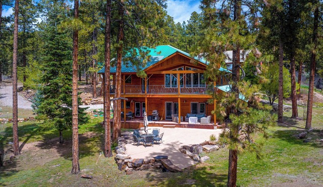 Luxury Home on 8 Acres - Fantastic Views and outdoor space - 20 Min to DGO
