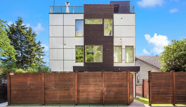 Luxury Retreat with Rooftop Views, Prime Location, Grill, Outdoor Games, TV