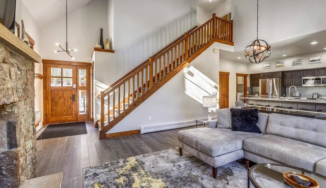 Luxury stay at Mountain Thunder Lodge 305: spacious 3-bedroom townhome in Breckenridge for 6 guests!