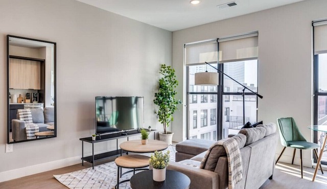Luxury Studio CBD Pool Gym Walk to OTR