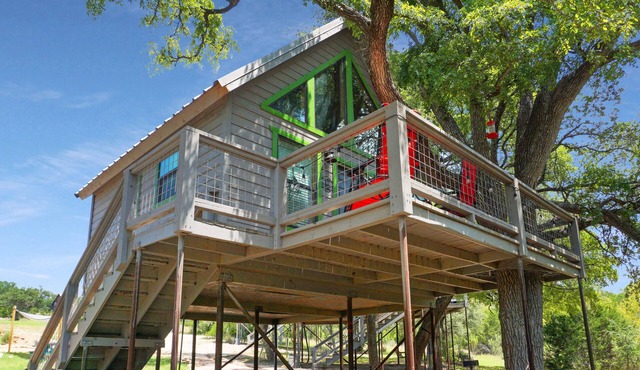 Magazine-Featured Pet-Friendly Treehouse w/Cozy King Bed & Fire Pit