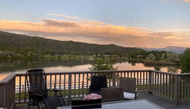 Magical Blue Lake Home - 4400 SF Pet Friendly