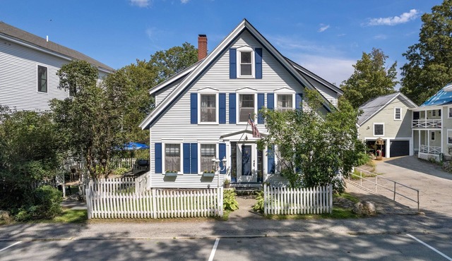 Main St Location | Pets, Fenced Side Yard | Walk to Church Landing, Lake Winnipesaukee and Shops in minutes | BankNH Pavilion