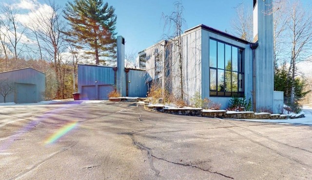 Mid-century home with incredible Mt. Washington view, private sauna & deck