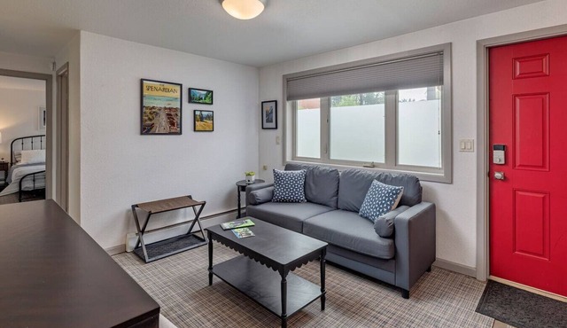 Minutes from the Airport! Northwood Nest 1BDR