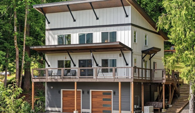 Misty Mountain Retreat with Hot Tub, Wraparound Deck & Mt. Baker Views