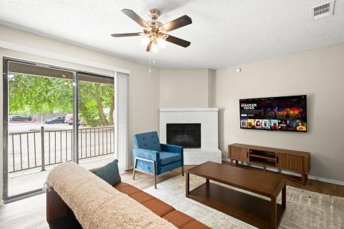 Modern 1BR Getaway With King Bed, Pool, Free Parking and Near Austin
