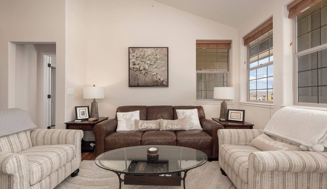 Modern 2 bedroom with mt views and spacious