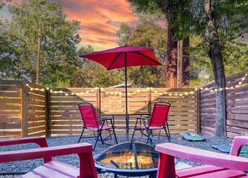 Modern 2-Story Cowboy Pool Retreat Walk to 6th St & Downtown