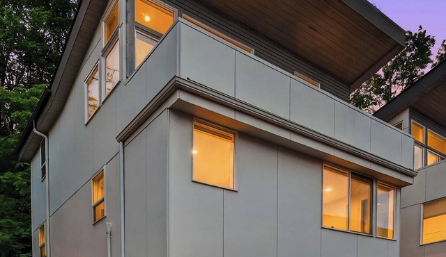 Modern 3BR/2BA Seattle Home: Spacious, Family-Friendly & Parking Included