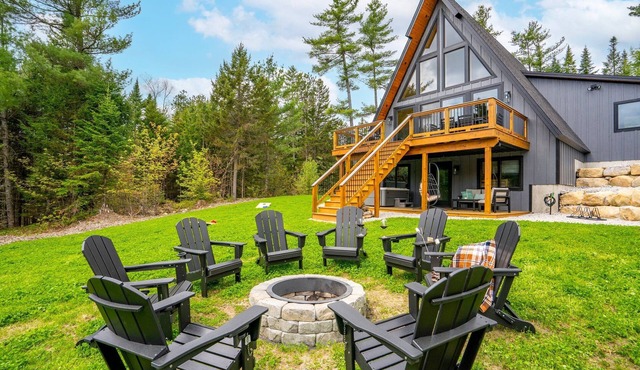 Modern A-Frame~ 9min Sunday River! HotTub! FirePit! Arcade Games! Slps 12