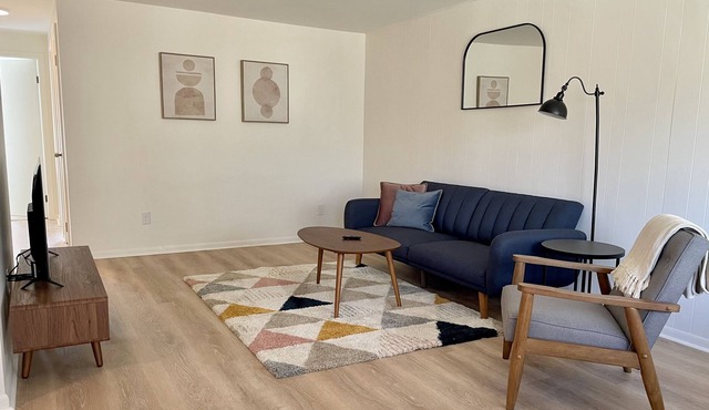 Modern apartment! Close to IH71!