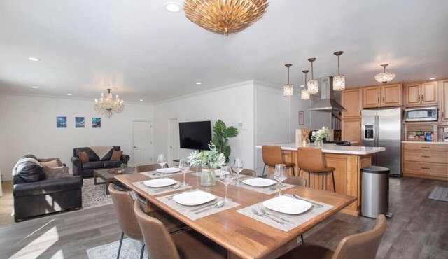 Modern Aurora Retreat 5b4b w/Basketball Court