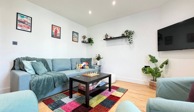 Modern Central 2BR Sleeps 6 Walk to Station in Brighton and Hove