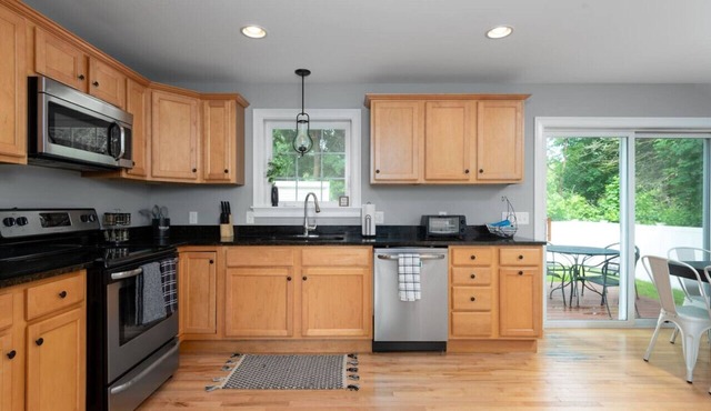 Modern Comfort: Game Room & Access to Portland