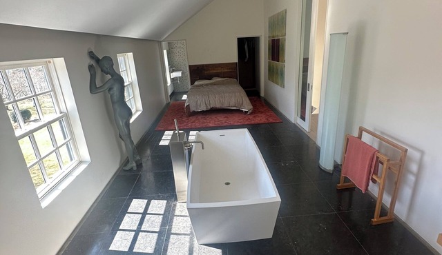 Modern contemporary Barn - architectural masterpiece. 5 bedrooms/75ft pool