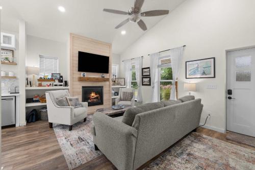Modern cottage with covered deck grill & fireplace - walk to beach-bars-dining