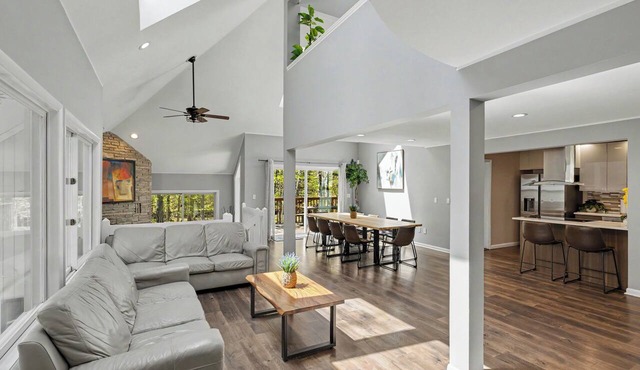 Modern Creek-front House with Rooftop and Volleyball court in Bushkill