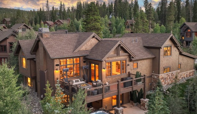 Modern Estate, Walk to Shuttle, Hot Tub, Arcade, Views!
