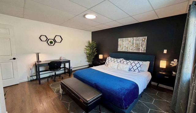 Modern Ground-Level Suite | King Bed, Near Airport