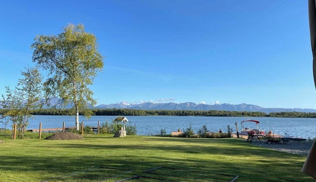 Modern Lake Lucille Lakefront, Whole 5 bedroom house, Private dock & games