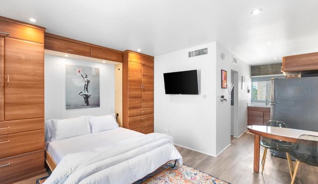 Modern Loft-Style Studio by DTPH Poolside Access & parking