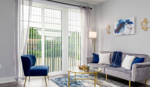Modern Luxury Condo- Downtown- Long Stays Welcome