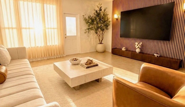 Modern luxury home/100” tv/3 queen beds/clean, quiet, & comfortable