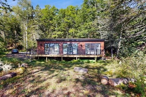 Modern Maine cottage with river views, deck, and a convenient washer/dryer