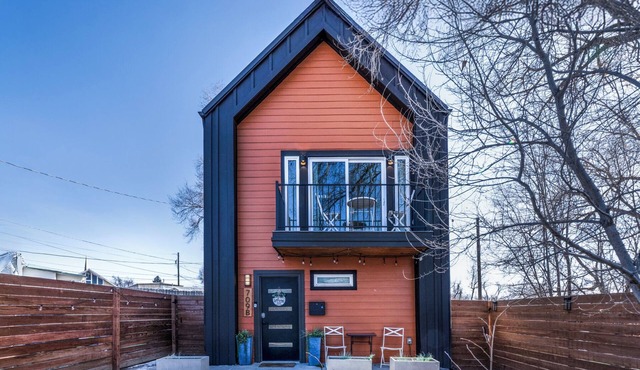 Modern Paradise Getaway: Hot Tub, Mini Golf, Fire Pit, Dog Friendly, Parking