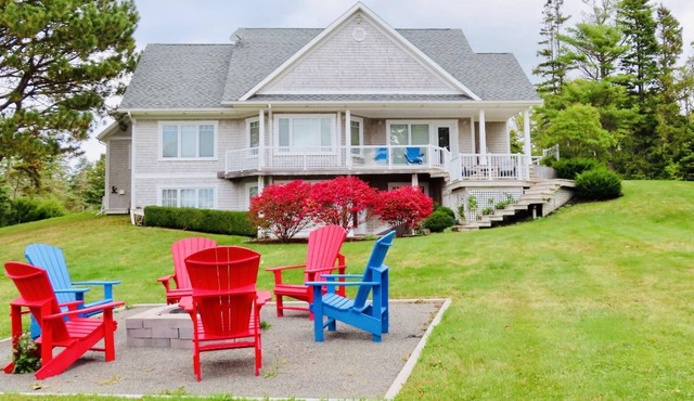 Modern, spacious 4 bedroom waterfront vacation home near Cavendish