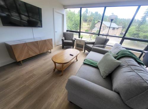 Modern Stay in the Heart of Evergreen