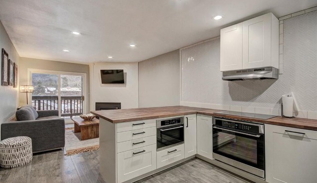 Modern with Hot Tub & Pool by Ski Country Resorts
