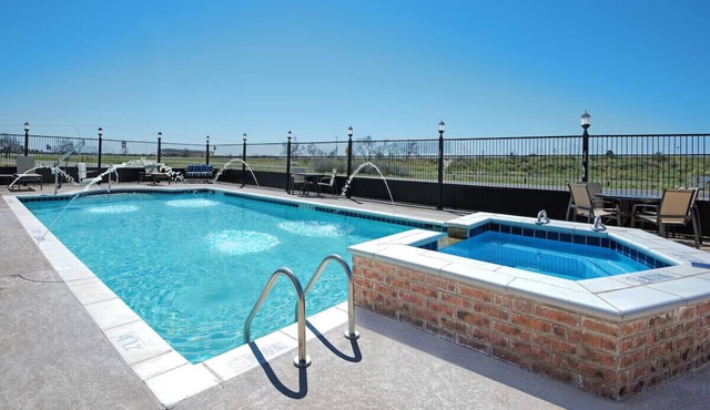 Monahans 2QueenStudio breakfast, pool, gym