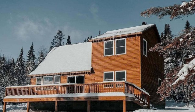Moosehead State of Mind, 3BR Cabin with Mtn Views & Deck