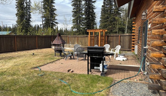 Moosehorn Cabin - Lovely log home with fenced back yard
