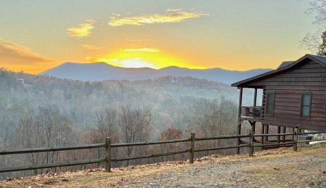 MOST AMAZING Sunrises! 2 Lux kgs , 2 ba. real log cabin! WIFI, NETFLIX !