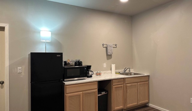 'Mother-In-Law' apartment in rural neighborhood.King bed, Kitchenette, fullbath.