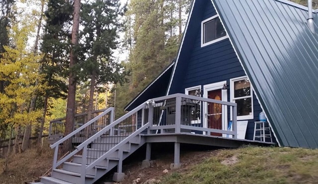 Mountain Bliss is a quiet mountain retreat, sleeps 6, hot tub, pet friendly