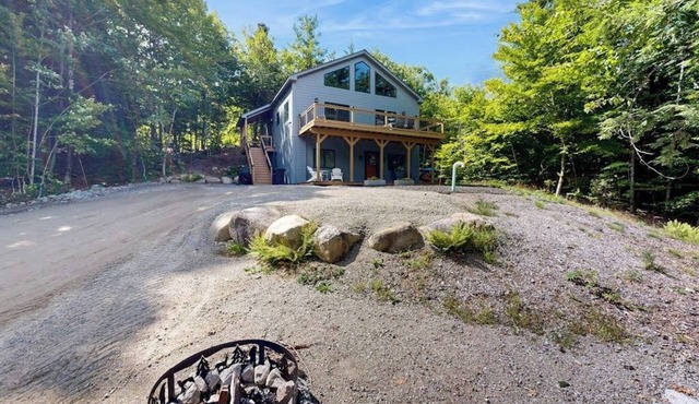 Mountain getaway close to ponds, hiking & skiing perfect for outdoor enthusiasts