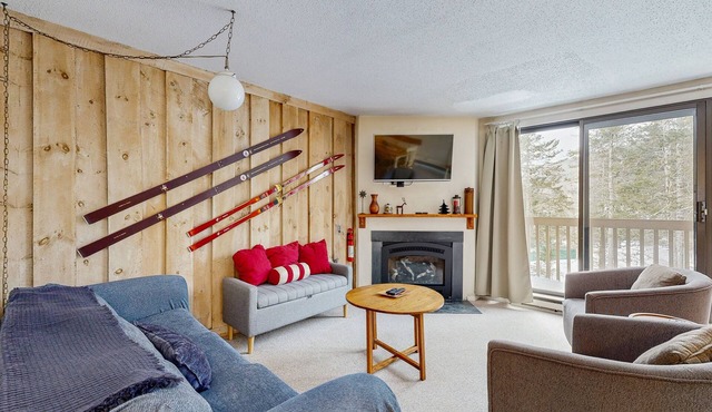 Mountain townhome: seasonal pool, ski shuttle & walk to town