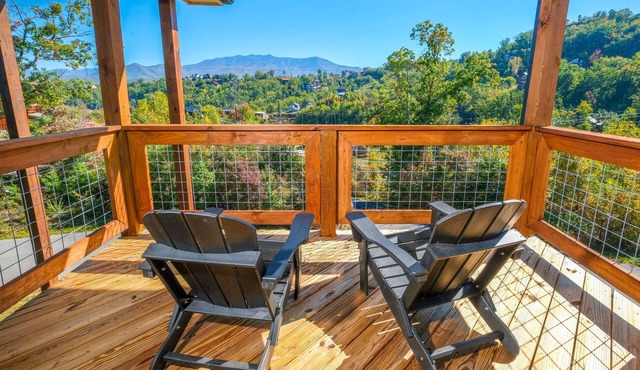 Mt. LeConte Views! 3 King Suites, Hot Tub, Fire Pit, Game Loft, Outdoor Pool