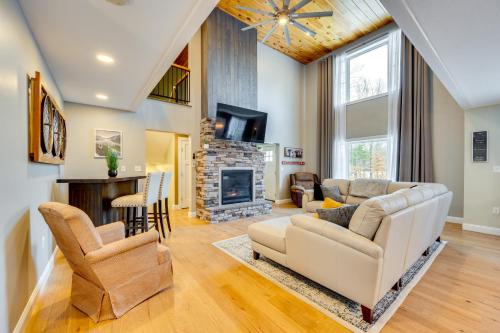 Mtn-View Gem w/Hot Tub & Fire Pit in North Conway