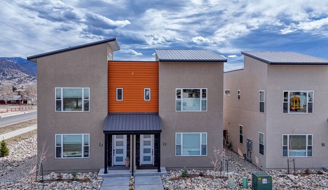 New 3bd 3ba Townhome in Salida near Downtown!