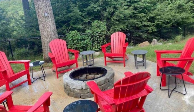 New Hampton Riverview cabin~Jacuzzi!Firepit!Dogs Welcome!nSki! Hike! Explore!