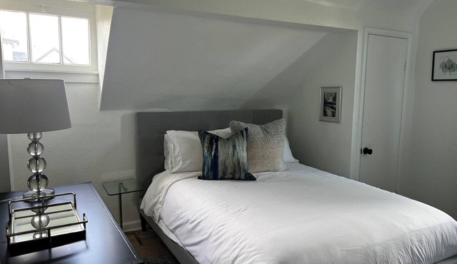 New Listing - Northside Oasis Wifi, chef's kit, steam shower next to Locavor!