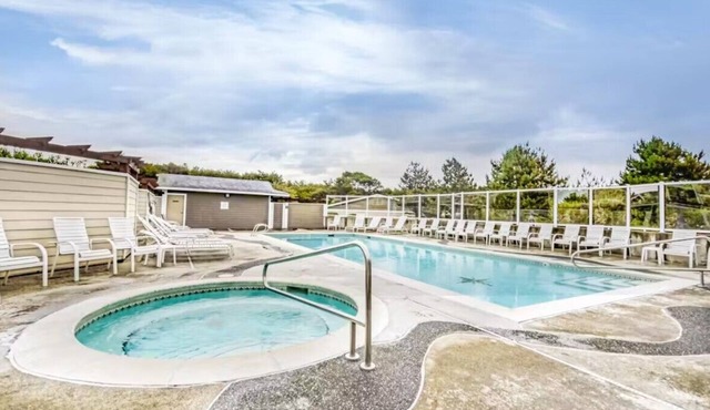 NEW! Pool, BBQ, Beach Access, Hot Tub, Gym (SDreaming)