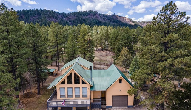 New Rental! Hot Tub, Quiet, Large Lot, Great Entertaining Home