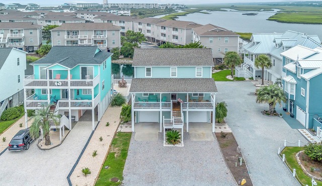 New Rental! Spacious 4-bedroom home in Ocean Isle Beach. 5 minute walk to beach!